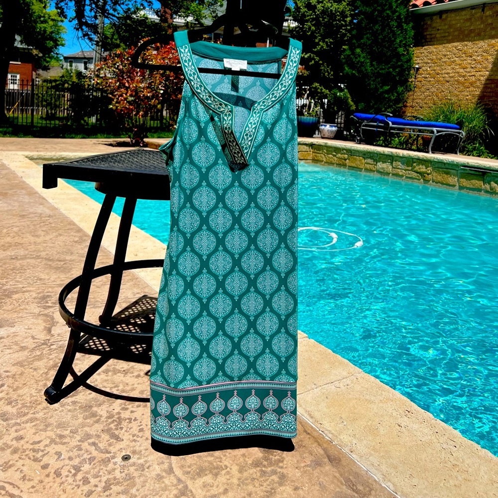 Look effortlessly gorgeous in this Alhambra embroidered trim, teal knit dress.
